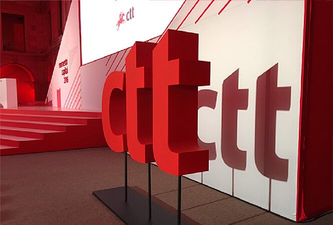 Logótipo suspenso em estrutura personalizada